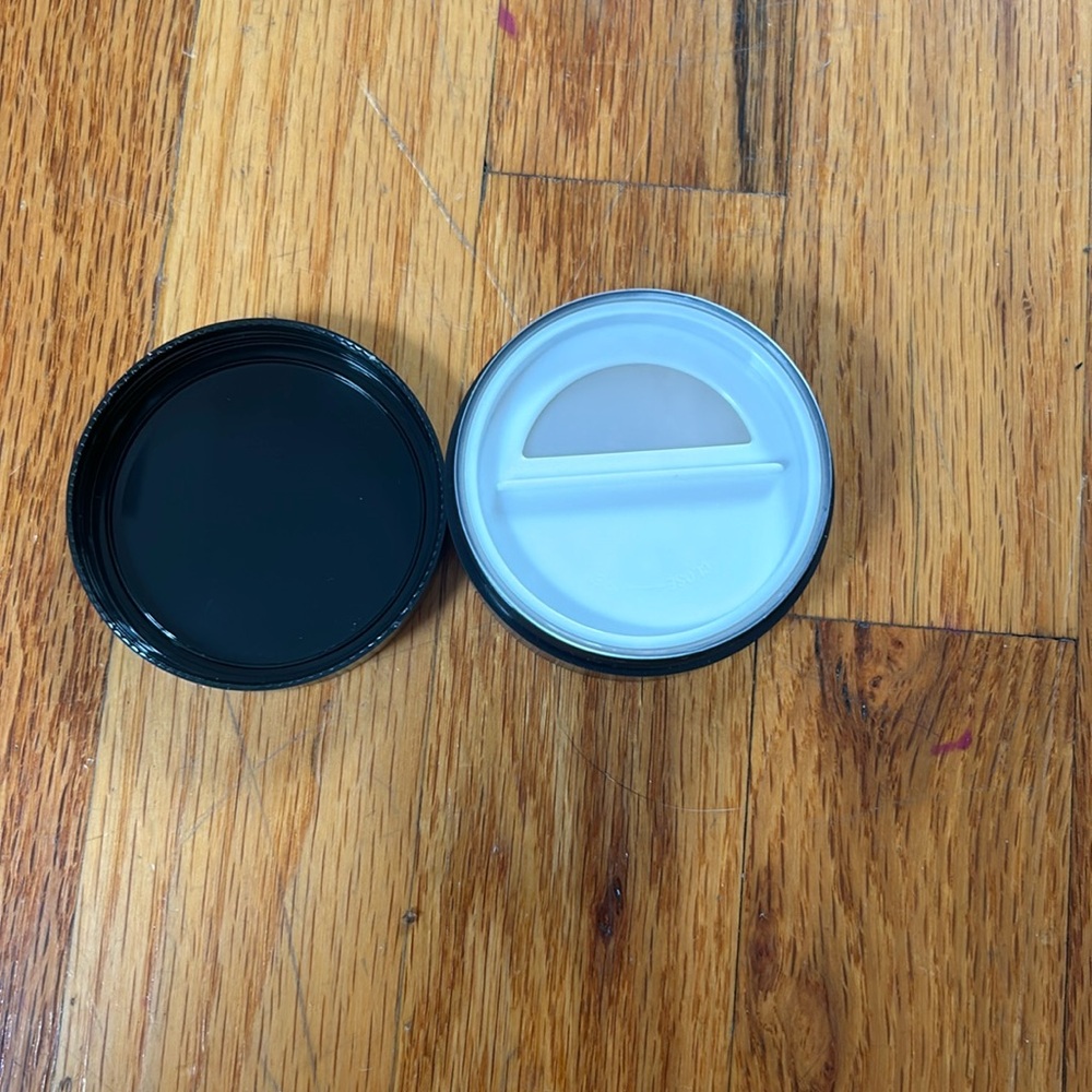 Milk translucent light setting powder